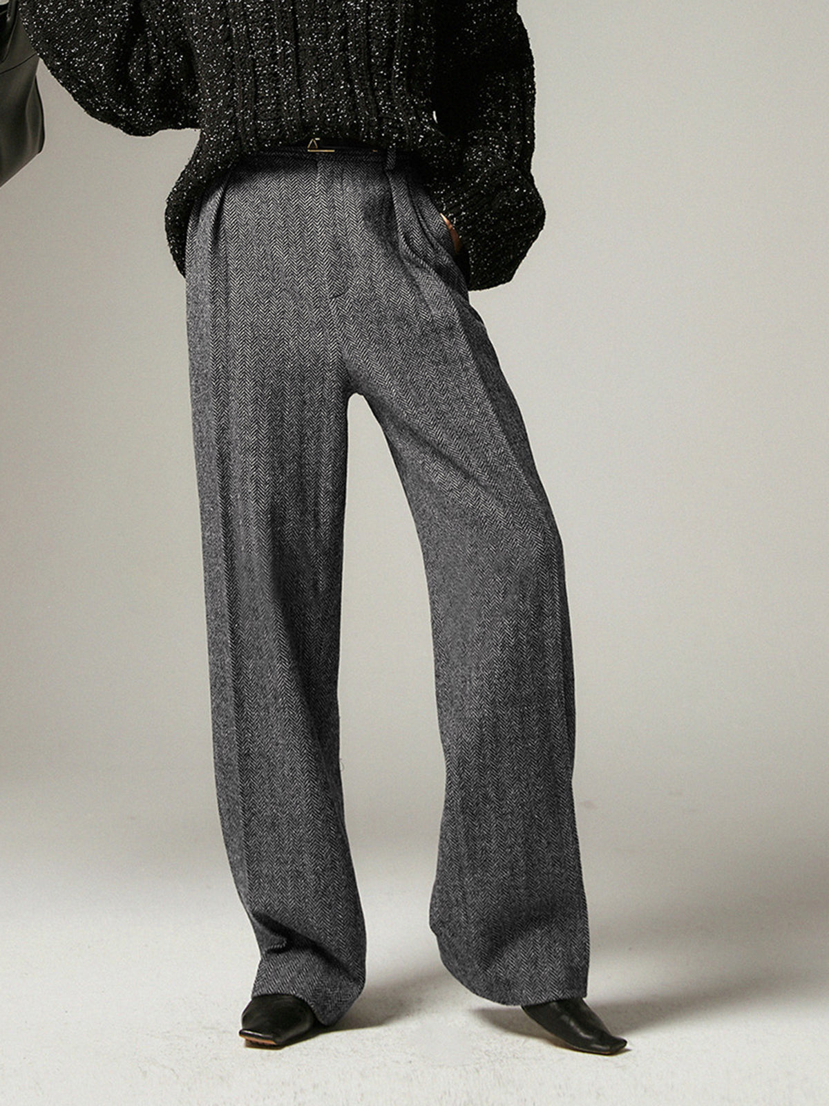 Graue Damenhose aus Wolle, weites Bein, eleganter Stil, Herbstmode, schwarze Stiefeletten.