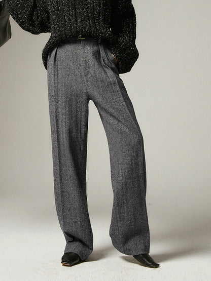 Graue Damenhose aus Wolle, weites Bein, eleganter Stil, Herbstmode, schwarze Stiefeletten.