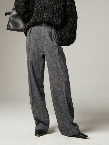 Damenhose grau, weit geschnitten, eleganter Stil, aus Wolle, kombiniert mit schwarzem Pullover.