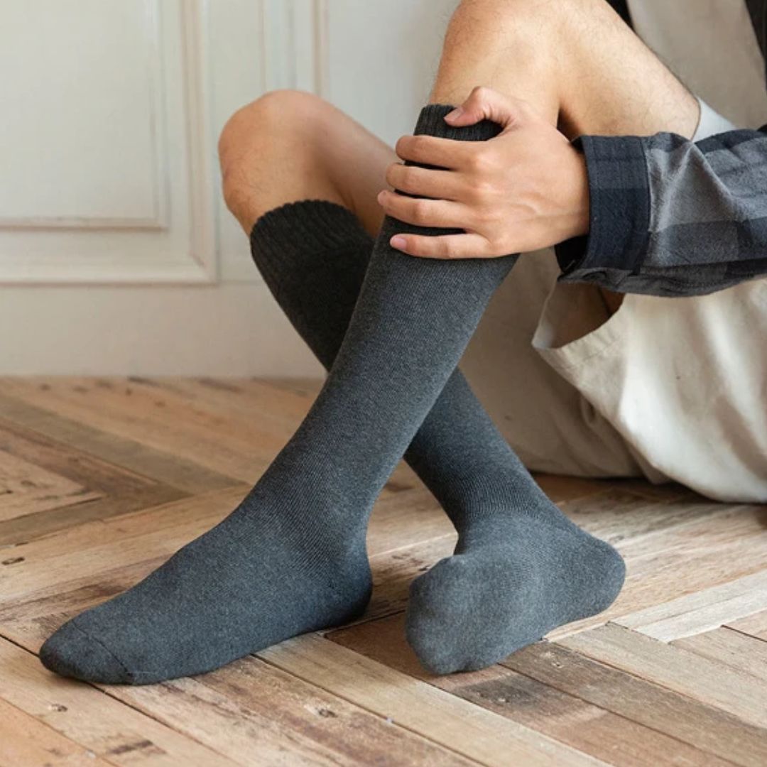 Graue Wollsocken für Herren, knielang, bequem, warm, ideal für Herbst und Winter.