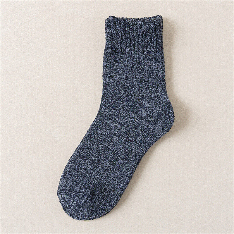 Graue Wollsocke, warm, bequem, unisex, gestrickt, ideal für Winter, Freizeitkleidung.