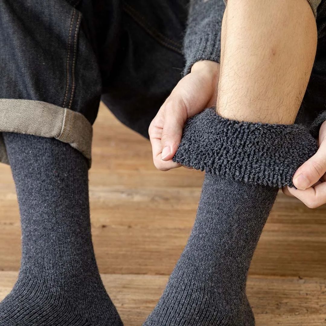 Graue Wollsocken für Herren, warm, bequem, ideal für kalte Tage, modisch, langlebig.