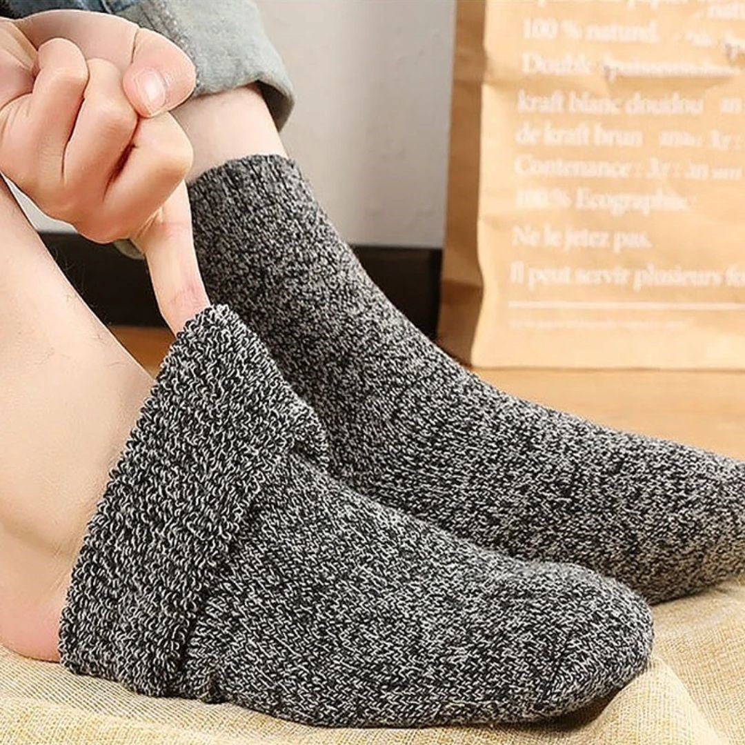 Graue Wollsocken, warm, bequem, ideal für kalte Tage, unisex, gestricktes Design.