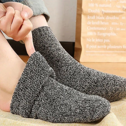 Graue Wollsocken, warm, bequem, ideal für kalte Tage, unisex, gestricktes Design.