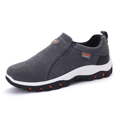 Grauer Herren-Sneaker, rutschfest, atmungsaktiv, sportlich, bequem, mit weißer Sohle.