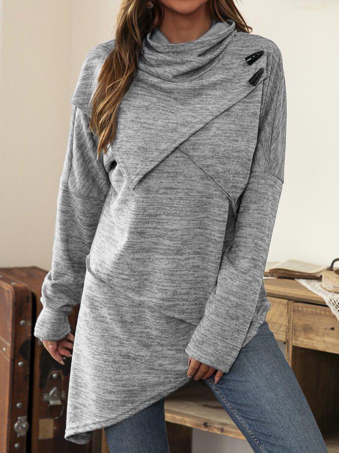 Frau in grauem asymmetrischem Pullover, lässig, modisch, Herbstmode, Damenbekleidung.