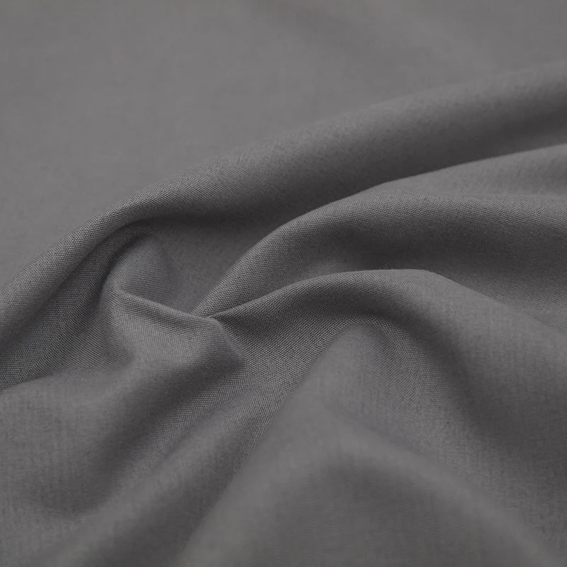 Grauer Baumwollstoff, weiche Textur, ideal für Bekleidung und Heimtextilien.