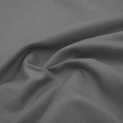 Grauer Baumwollstoff, weiche Textur, ideal für Bekleidung und Heimtextilien.