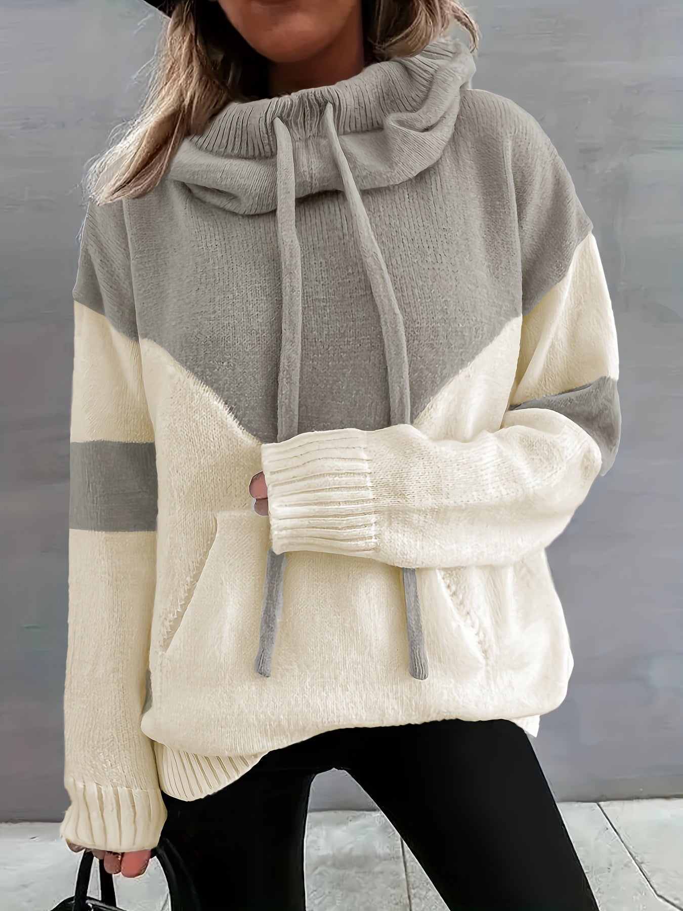 Damenpullover mit Kapuze, grau und creme, Strick, lässig, Herbstmode, gemütlich, warm.