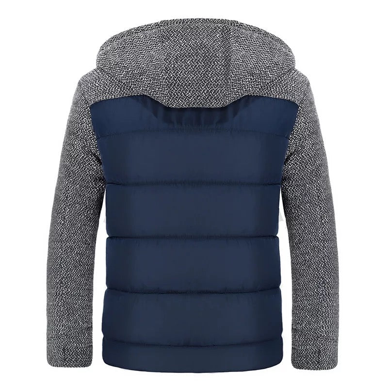Dunkelblaue Herrenjacke mit Kapuze, gesteppter Rücken, graue Ärmel, Wintermode.