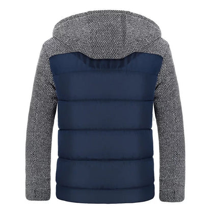 Dunkelblaue Herrenjacke mit Kapuze, gesteppter Rücken, graue Ärmel, Wintermode.