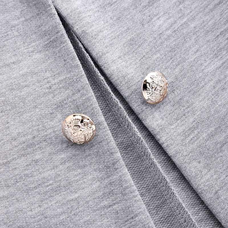 Grauer Blazer-Mantel mit Revers und silbernen Knöpfen, elegantes Design, Damenmode.