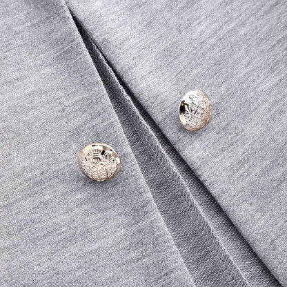 Grauer Blazer-Mantel mit Revers und silbernen Knöpfen, elegantes Design, Damenmode.