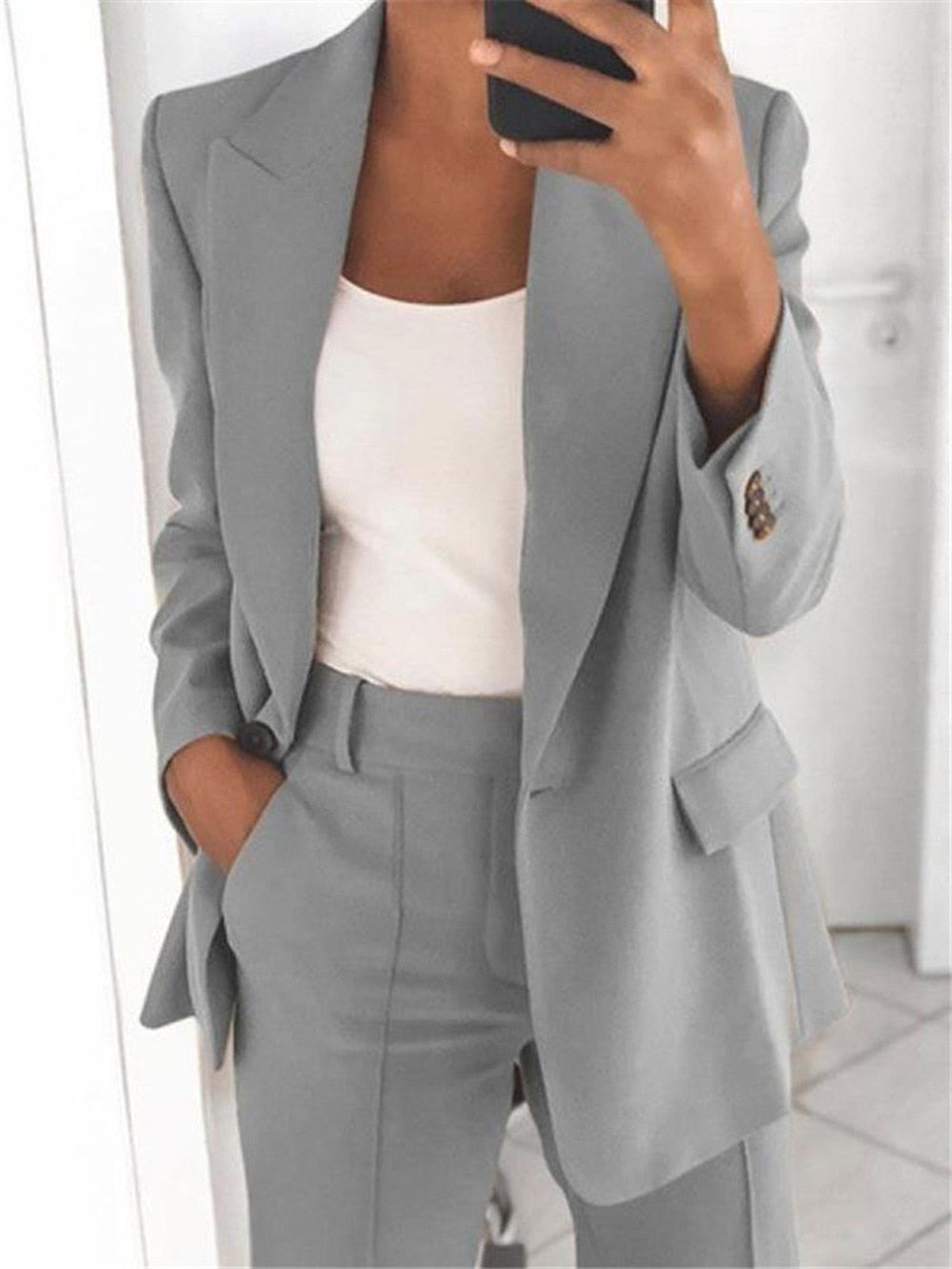 Grauer Damenanzug, Blazer und Hose, elegantes Business-Outfit, Büro-Mode, Damenbekleidung.