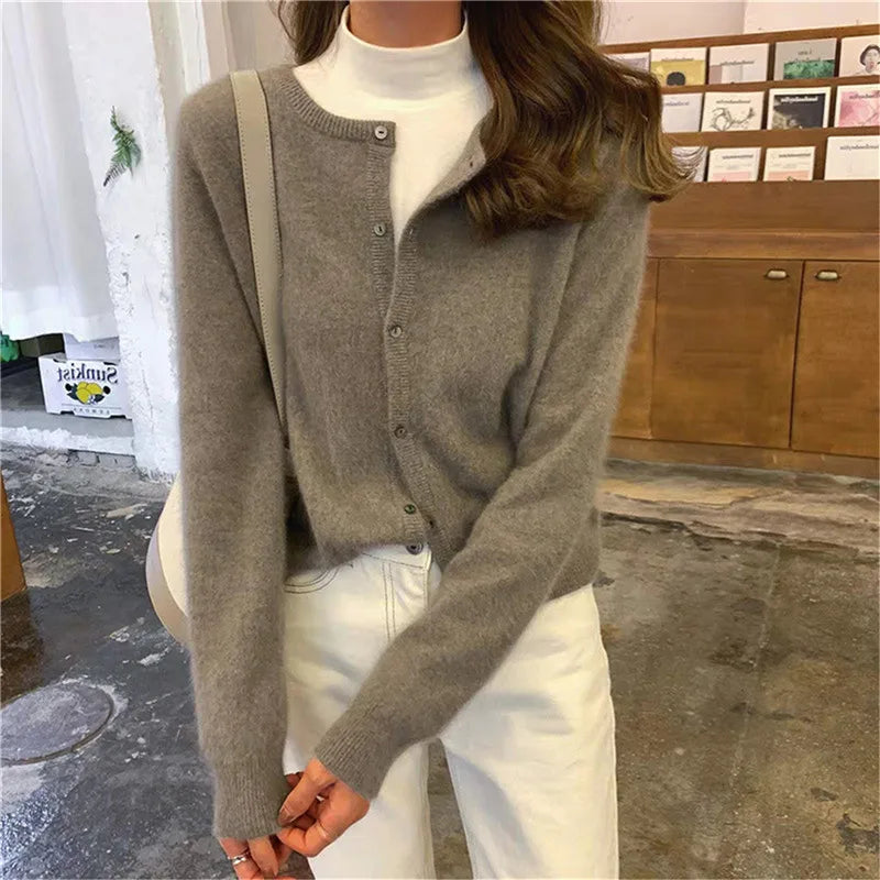 Grauer Damen-Cardigan, Rundhals, lange Ärmel, Knöpfe, lässig, Strick, Herbstmode.