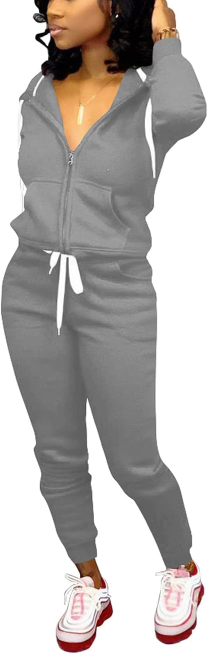 Frau in grauem Jogginganzug mit Kapuze und weißen Turnschuhen, Freizeitmode Damenbekleidung.