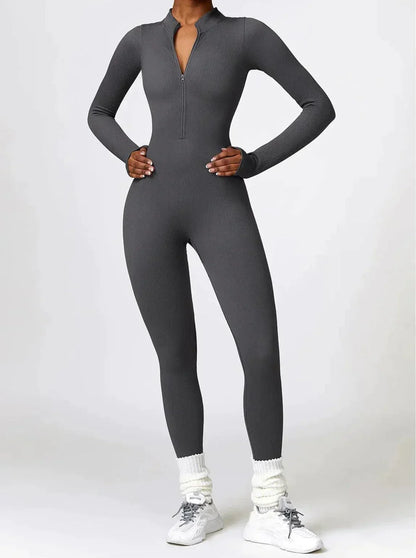 Grauer Damen-Jumpsuit mit Reißverschluss, langärmelig, figurbetont, sportlich, bequem.