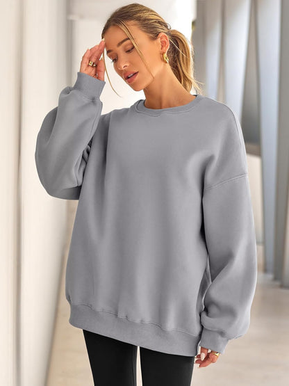 Frau in grauem Oversize-Sweatshirt, lässiger Look, Mode, Damenbekleidung, bequem.