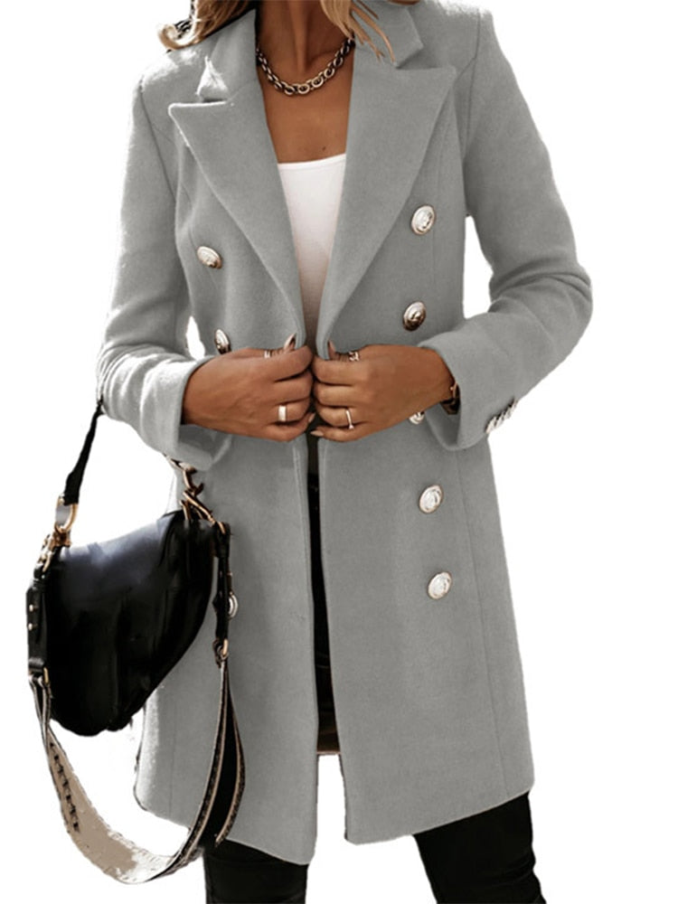 Damen Wintermantel grau, zweireihig, Knöpfe, eleganter Look, modisch, warm, stilvoll.
