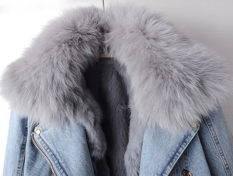Damen Jeansjacke mit grauem Kunstfellkragen, modisch, warm, Winterbekleidung.