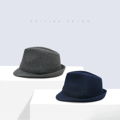 Zwei Retro-Fedoras, grau und blau, aus Wolle, stilvoller Herren-Hut, British Design.