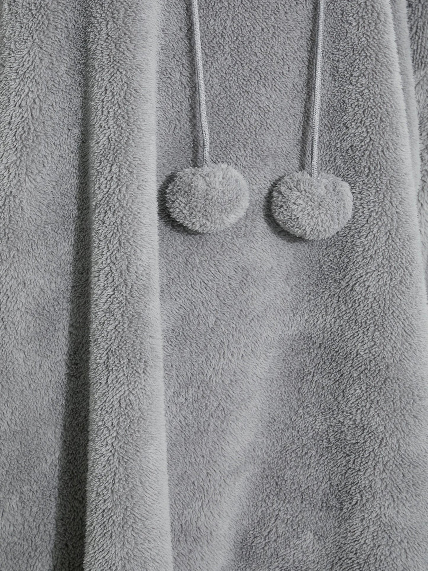 Grauer Fleece-Bademantel mit Kapuze und Pompons, weiches Material, gemütliche Damenmode.