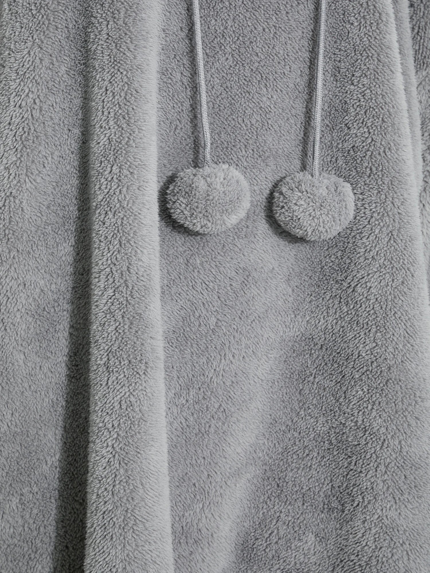 Grauer Fleece-Bademantel mit Kapuze und Pompons, weiches Material, gemütliche Damenmode.
