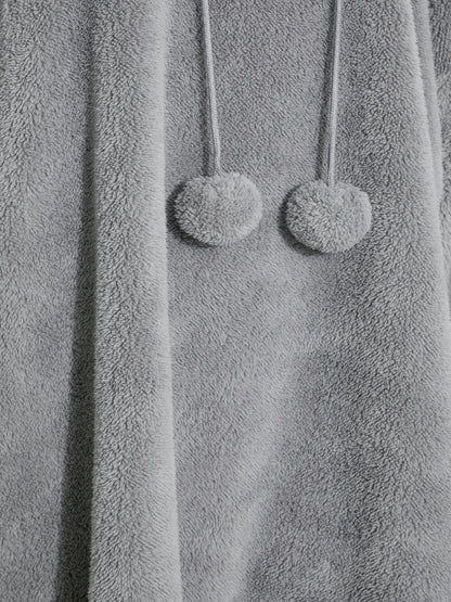 Grauer Fleece-Bademantel mit Kapuze und Pompons, weiches Material, gemütliche Damenmode.