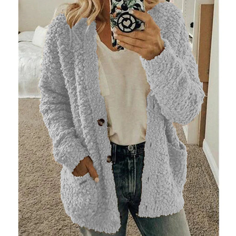 Damen Teddyjacke grau, flauschig, Knöpfe, Taschen, lässig, Herbstmode, gemütlich, warm.