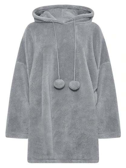 Grauer Kapuzenpullover aus Fleece, gemütlich, mit Kordeln und Pompons, ideal für kalte Tage.