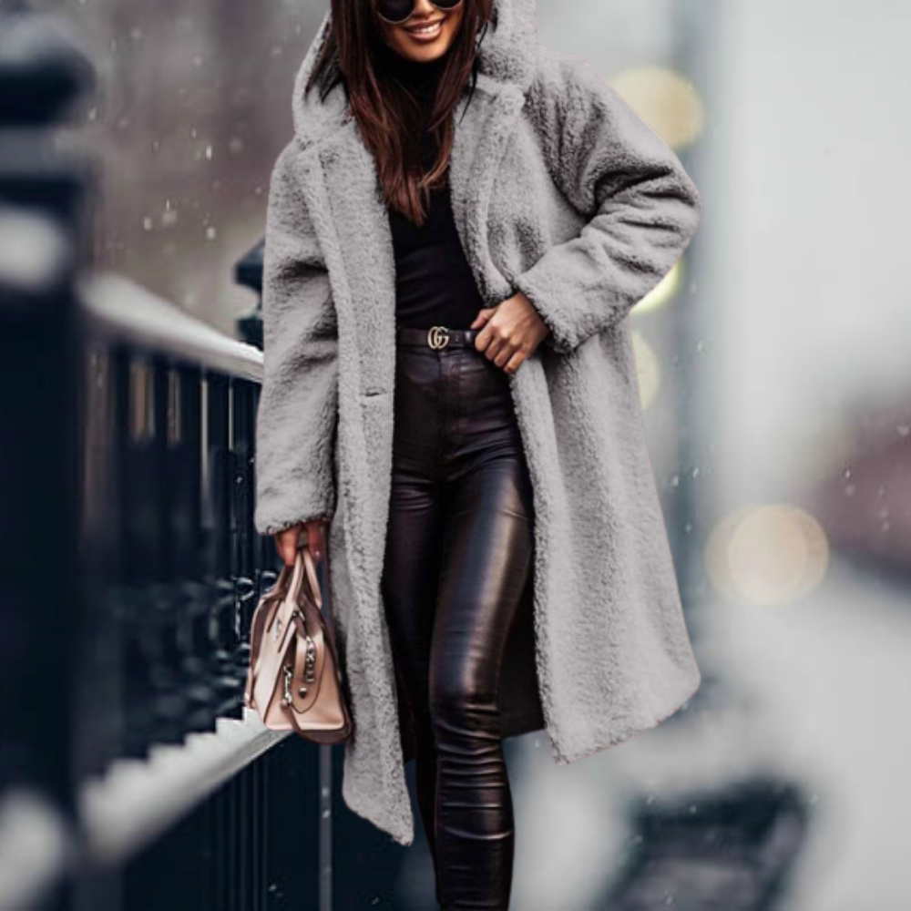 Frau in grauem Teddy-Mantel, schwarze Lederhose, beige Handtasche, Wintermode, Stadt.