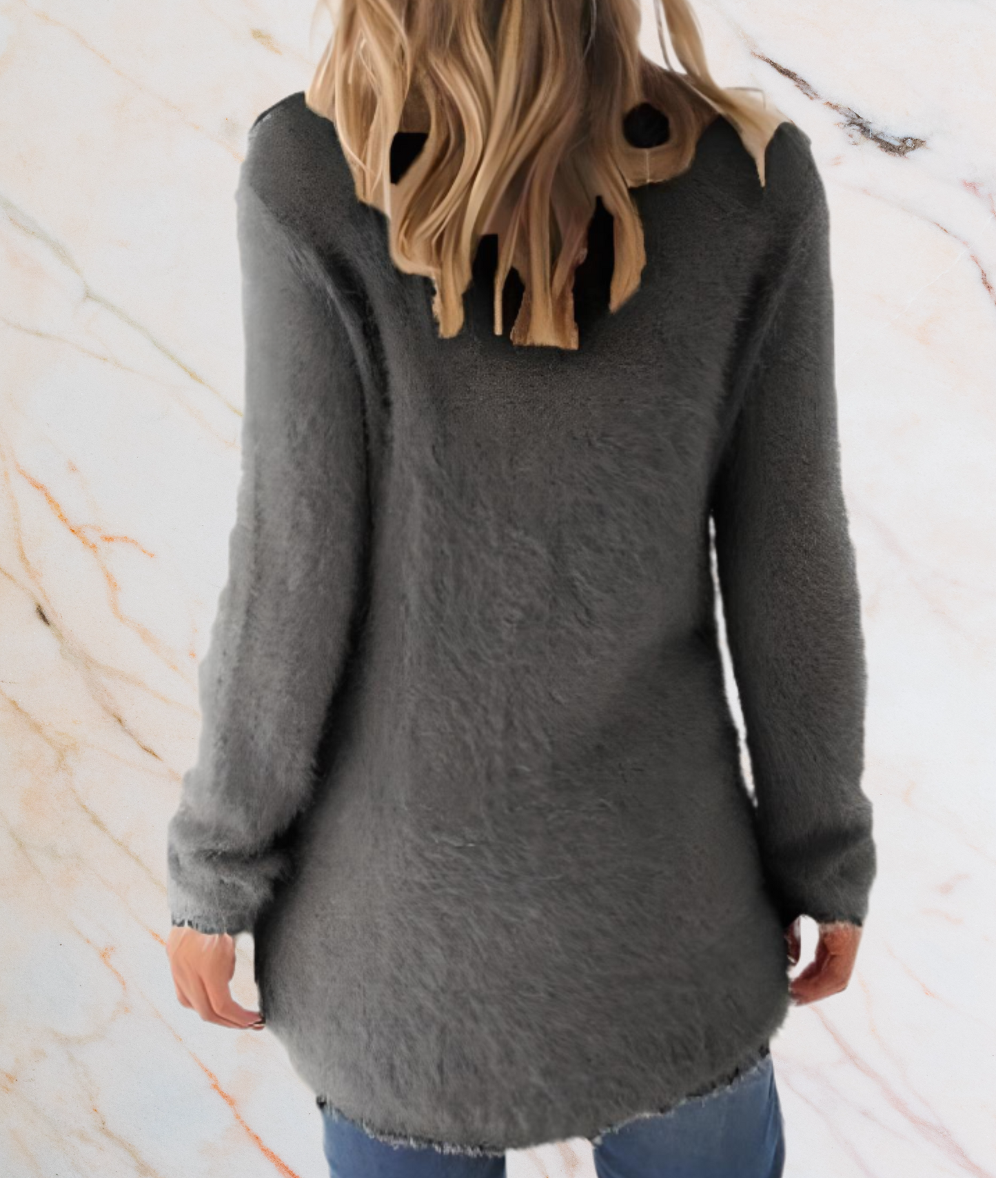 Frau in grauem, flauschigem Pullover vor Marmorhintergrund, Wintermode, Damenbekleidung.