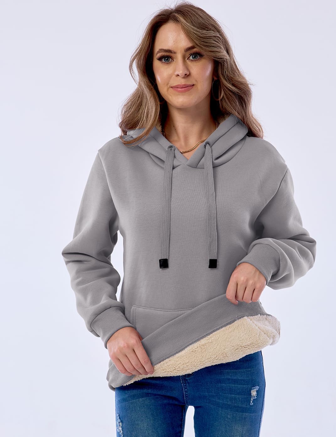 Grauer Damen-Hoodie mit Kapuze, Kängurutasche und Fleecefutter, lässige Mode.