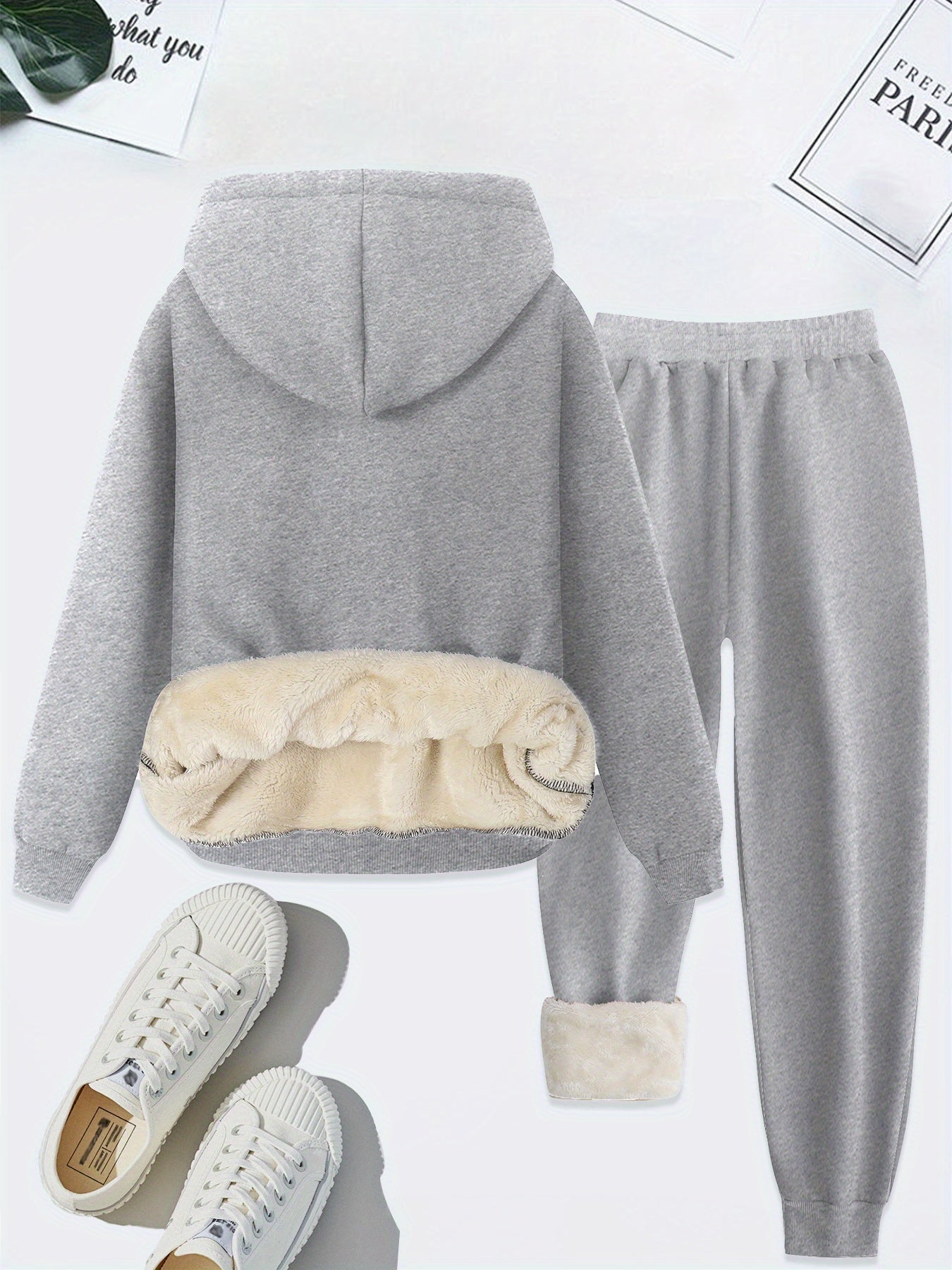 Grauer Damen-Hoodie und Jogginghose mit Fellfutter, bequeme Freizeitmode, Sneaker.
