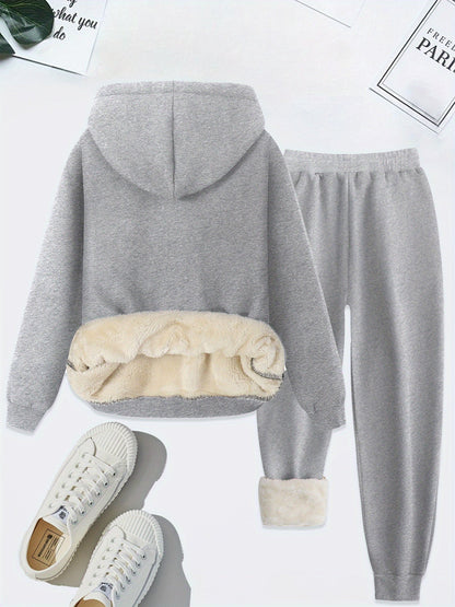 Grauer Damen-Hoodie und Jogginghose mit Fellfutter, bequeme Freizeitmode, Sneaker.