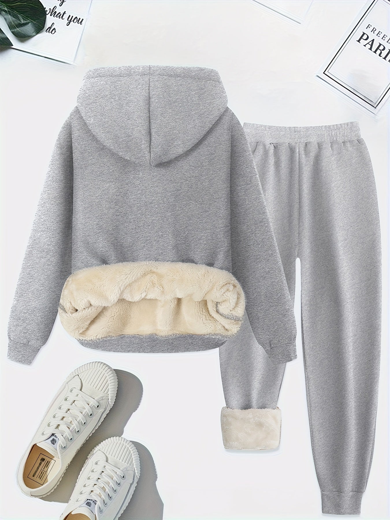 Grauer Damen-Hoodie und Jogginghose mit Fellfutter, gemütliches Winter-Outfit, Sportswear.