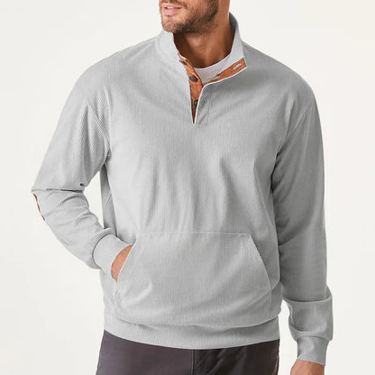Grauer Herrenpullover mit Stehkragen, Knopfleiste und Kängurutasche aus Baumwolle.