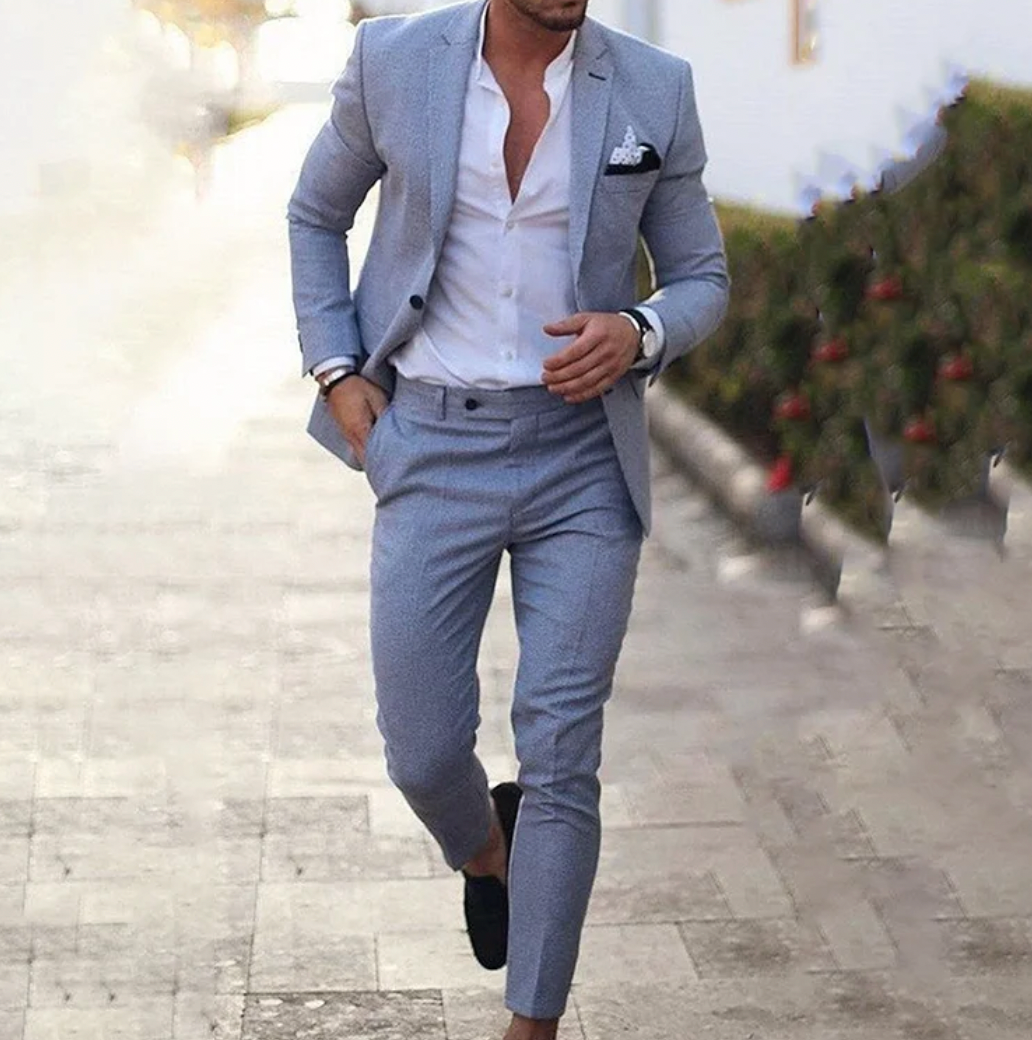 Herrenanzug in Hellgrau, Blazer und Hose, eleganter Business-Look, modisch und stilvoll.