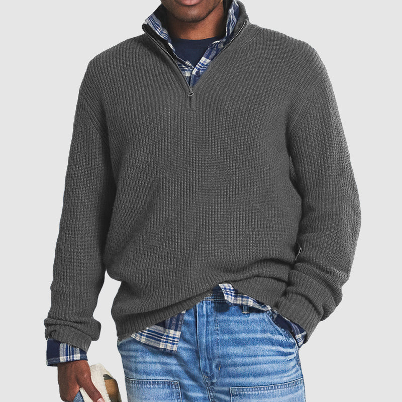 Grauer Herrenpullover mit Reißverschluss, Strick, über kariertem Hemd, lässiger Stil.