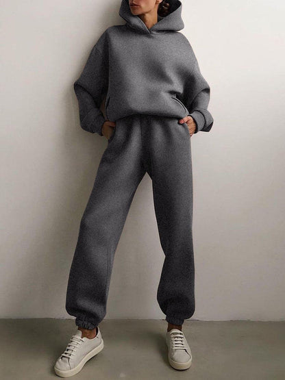 Grauer Damen-Hoodie und Jogginghose Set, lässig, bequem, ideal für Freizeitkleidung.