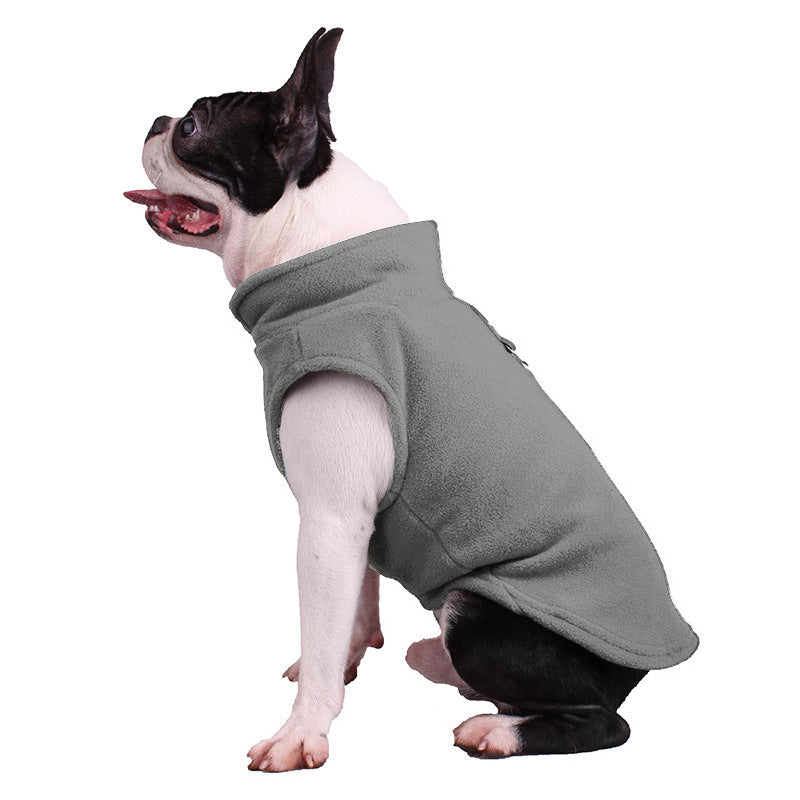 Boston Terrier in grauem Hundemantel, Fleece, warm, bequem, Haustierbekleidung.