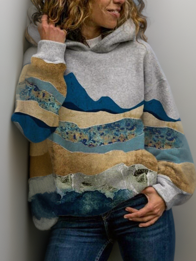 Frau trägt grauen Hoodie mit buntem Landschaftsmuster, lässige Mode, Herbstkleidung, Damenpullover.