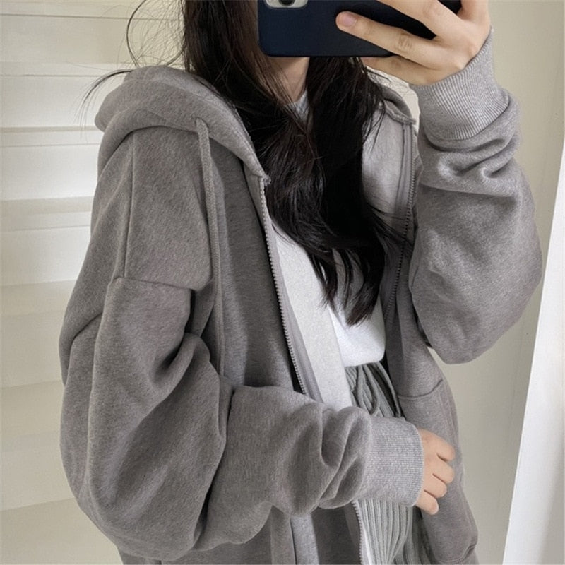 Frau in grauem Kapuzenpullover, Selfie, lässige Mode, gemütlicher Hoodie, Streetwear-Look.