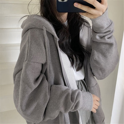 Frau in grauem Kapuzenpullover, Selfie, lässige Mode, gemütlicher Hoodie, Streetwear-Look.