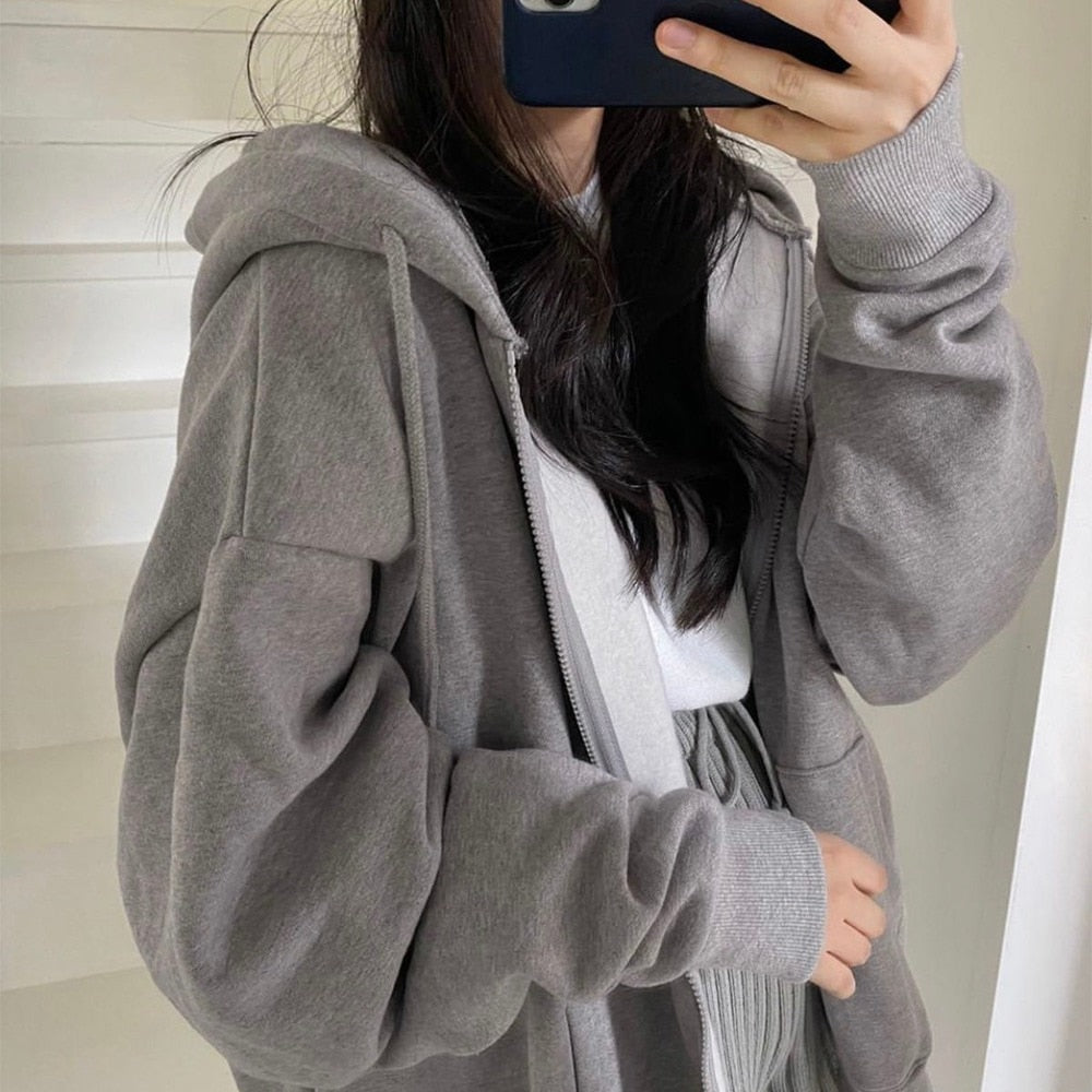 Frau in grauem Kapuzenpullover, Selfie, gemütliche Mode, Freizeitkleidung, Baumwolle.