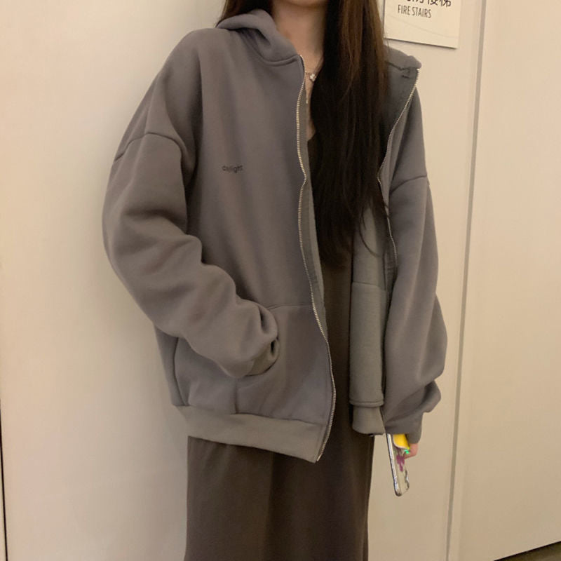 Frau in grauem Kapuzenpullover, lässige Mode, gemütlicher Stil, Herbstbekleidung.