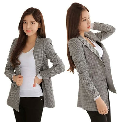 Damen Blazer kariert, grau-weiß, elegant, Business-Look, langärmelig, modisch, Büro-Outfit.