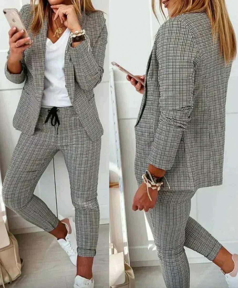 Grauer karierter Damenanzug, Blazer und Hose, Business-Look, modisch, elegant.