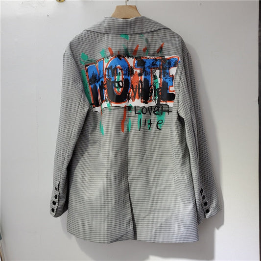 Grauer kariertes Sakko mit bunter Graffiti-Aufschrift, Herrenmode, Streetwear, stilvoll.