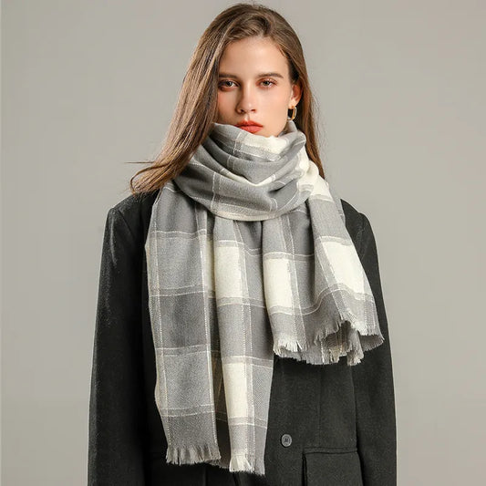 Frau mit grauem kariertem Schal aus Wolle, modisches Accessoire, Herbst-Winter-Mode.